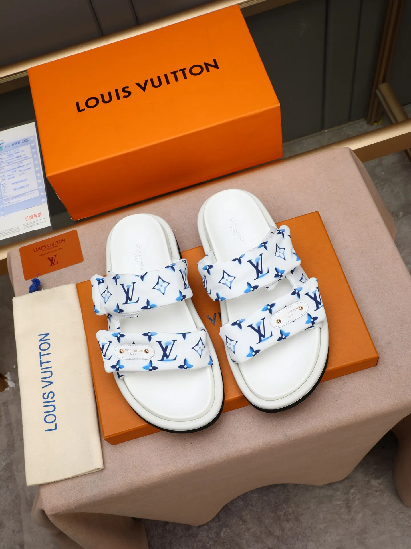PP360 [LOUIS VUITTON] Louis Vuitton, LV printing, men's and women's slippers are on the market. The drawer box packaging comes with a cloth bag and a card. The upper pattern looks very soft and waxy, and it is a super versatile leg slimming tool. Fabric: imported denim/canvas/old fabric, LV hardware LOGO, official website pattern printing, comfortable to wear, feet: high-elastic PU water table. Sole: foam sole, heel height: about 5cm. Code number: 35-46, 35, 45, 46 are custom-made and non-returnable. Color: multiple colors and styles available.